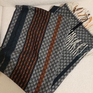 Chic Geometric Patterned Scarf 50% Wool 50% Viscose